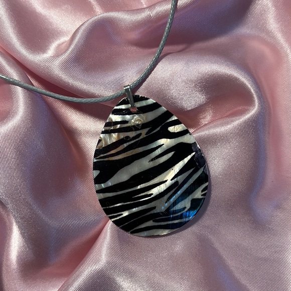 Printed Shell Necklace - Picture 3 of 7